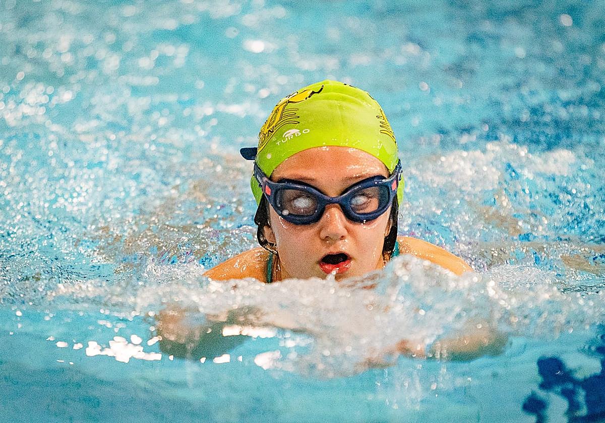 Olga nada a braza en la piscina de la Universidad.