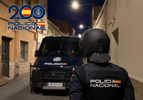 Un agente de Policía Nacional, en la intervención realizada en Pechina.