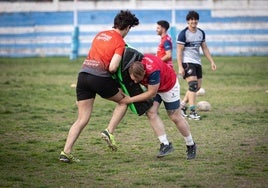 Un ejercicio durante un entrenamiento del equipo masculino de rugby de la Universidad de Granada.