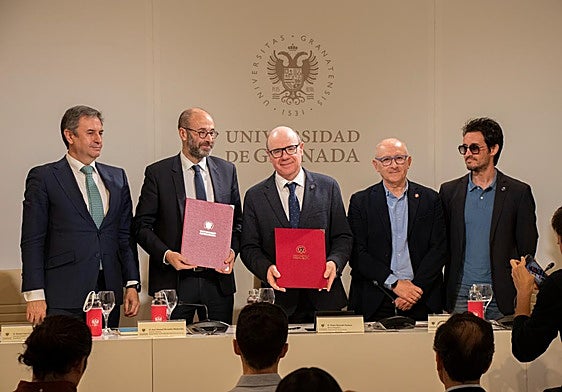 Firma del acuerdo entre Endesa y la Universidad de Granada