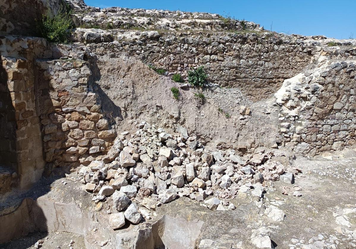 Daños en un muro y la torre norte del castillo de villardompardo por las lluvias | ideal