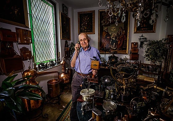 Miguel G. Yanguas posa en el salón de su casa junto algunos de sus artilugios