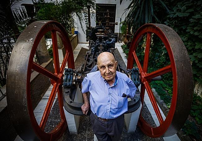 Ha restaurado y salvado de la chatarra máquinas de vapor