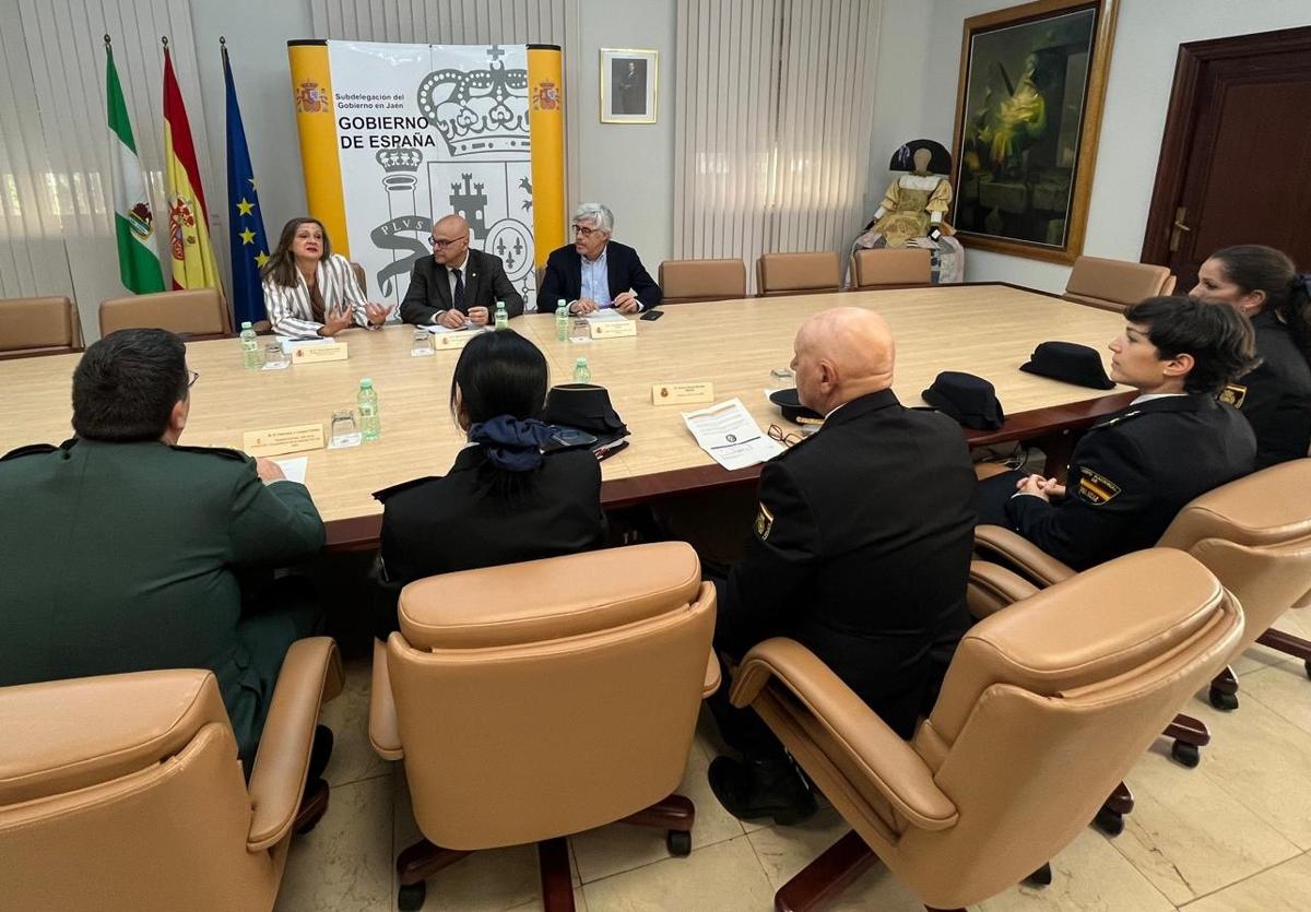 Reunión de Carmen Martínez y Manuel Fernández para analizar las medidas contra la violencia de género.