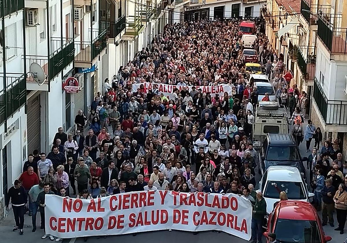 Imagen de la protesta en Cazorla por el traslado del centro de salud.