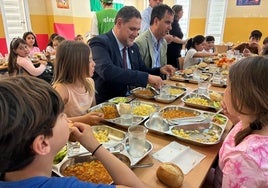 El delegado de Educación, Francisco Alonso, ayer en el comedor del CEIP 'Torremar'.