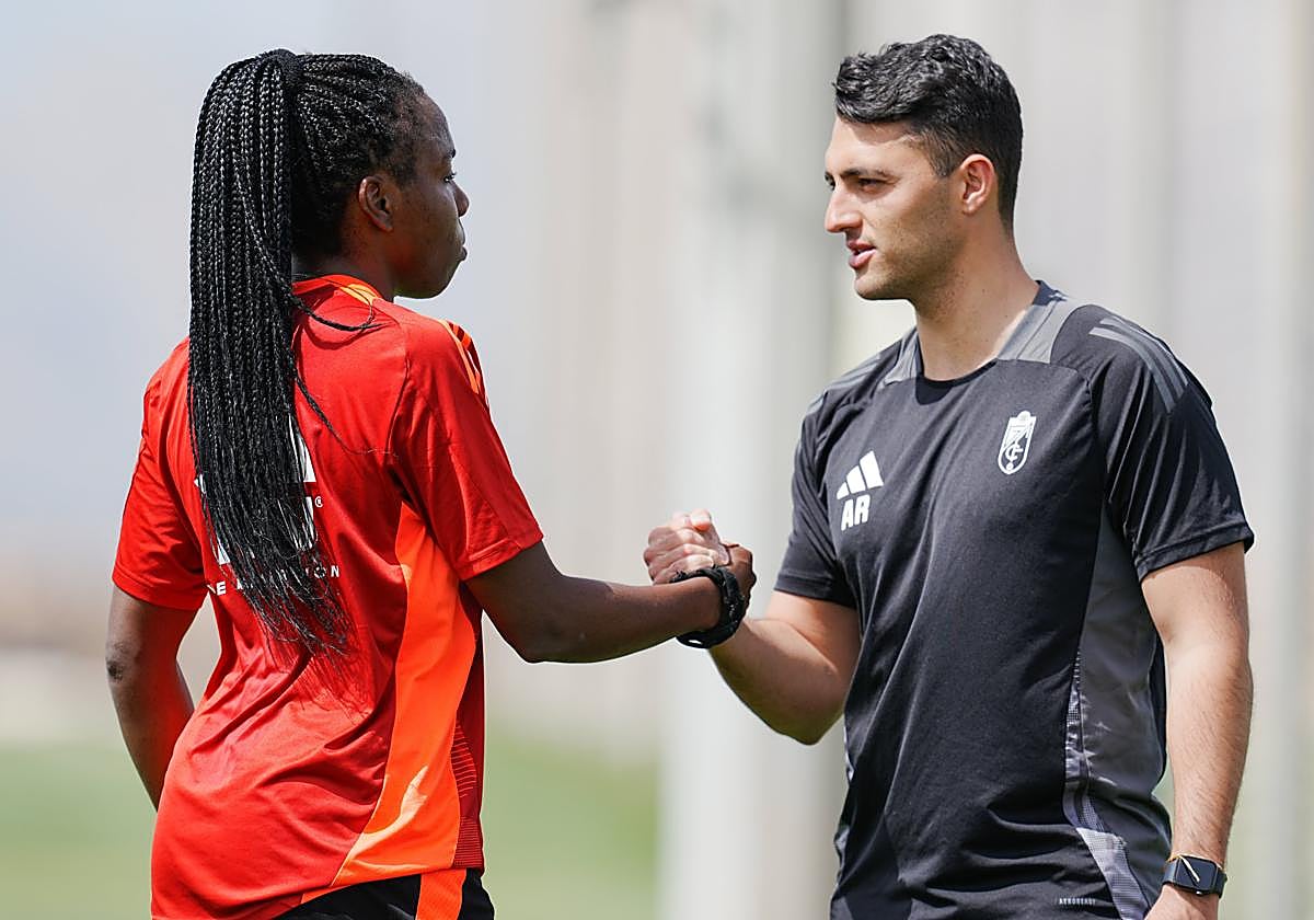 Edna Imade y Arturo Ruiz, en un entrenamiento del Granada femenino.