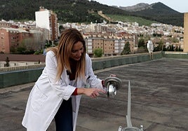 Sanitaria mide el volumen de polen con el captador.