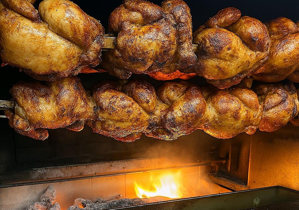 Imagen principal - El éxito del asadero de Granada que cocina al carbón y a fuego lento