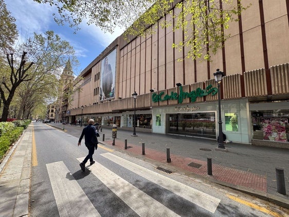El Corte Inglés de la Carrera de la Virgen es el único centro comercial que se queda dentro de la nueva declaración de Zona de Gran Afluencia Turística de Granada.