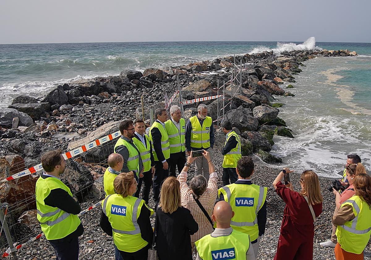 Pedro Fernández en su visita a Playa Granada.