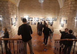 Visitantes en la exposición, en el Antiguo Hospital de San Juan de Dios.