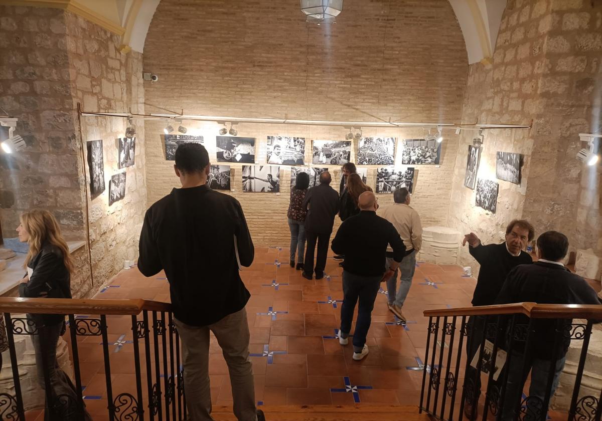 Visitantes en la exposición, en el Antiguo Hospital de San Juan de Dios.