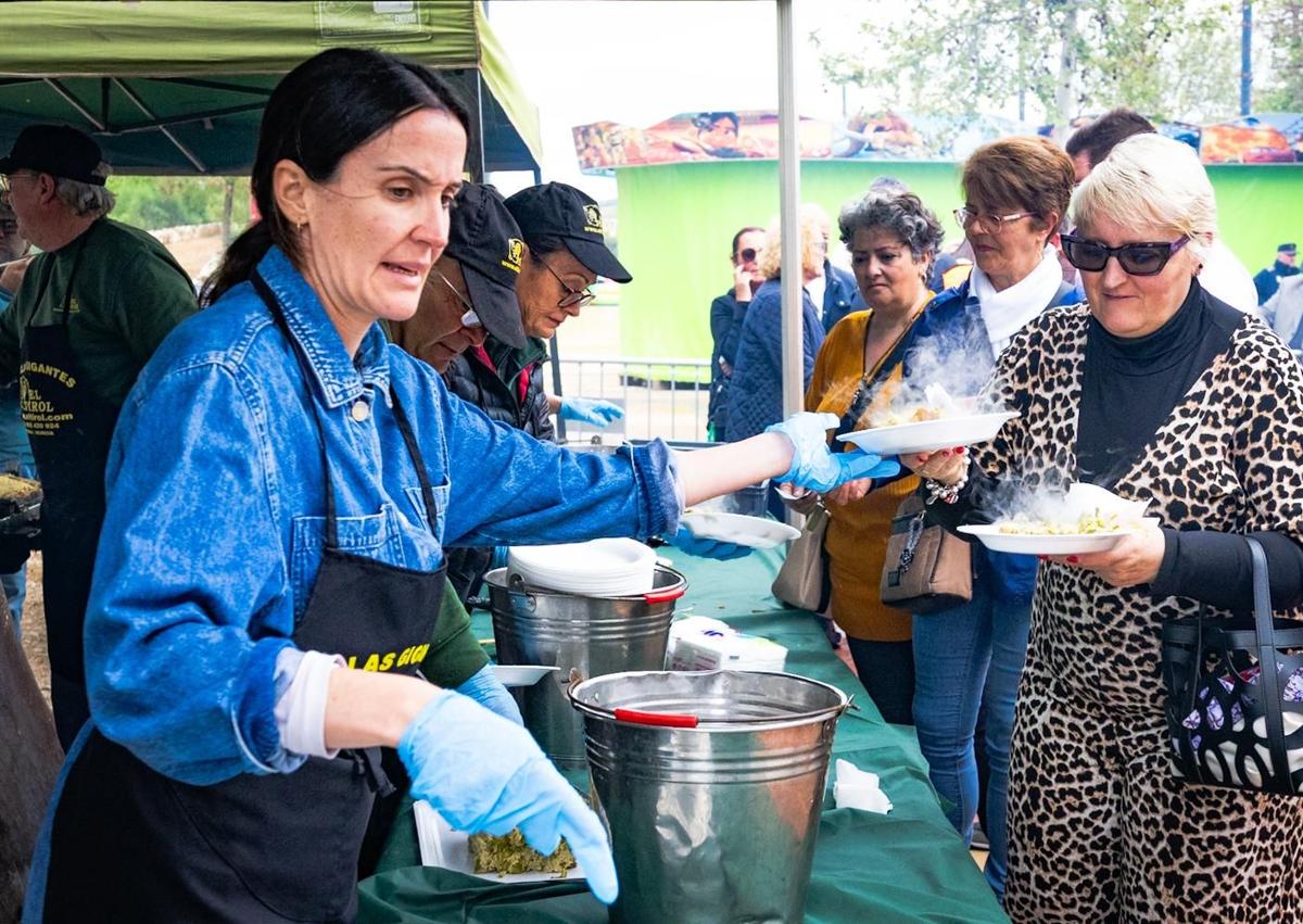Imagen secundaria 1 - El espárrago verde es el rey de Huétor Tájar. Las raciones de la tortilla más grande del mundo eran hermosas. Hay todo tipo de puestos con productos de la zona.