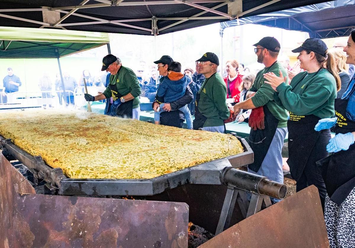 La tortilla de espárragos verdes más grande del mundo repartió tres mil raciones.