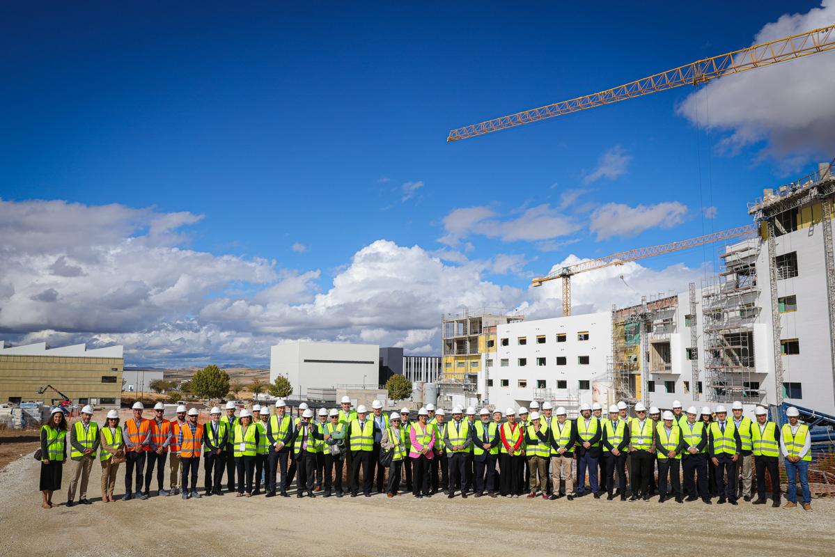 Miembros del comité de dirección de Ifmif Dones, el pasado octubre junto a los edificios en obras.