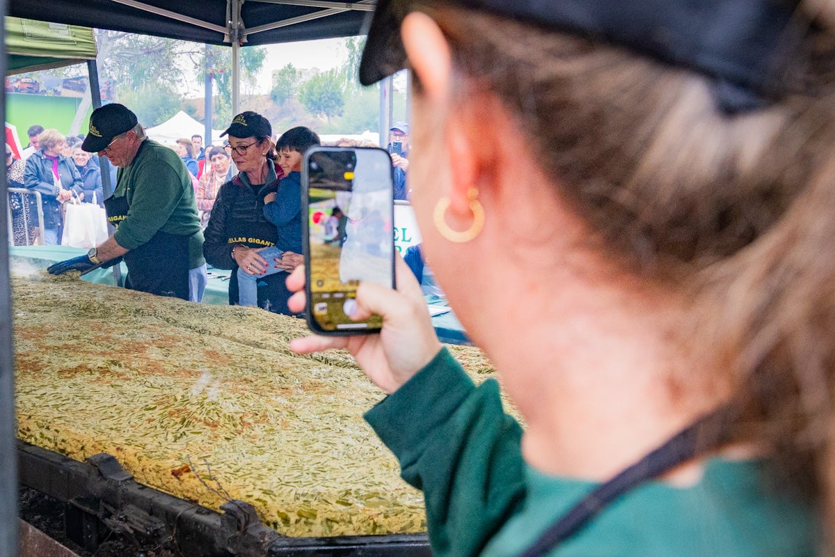 La elaboración de la tortilla de espárragos más grande del mundo, en imágenes