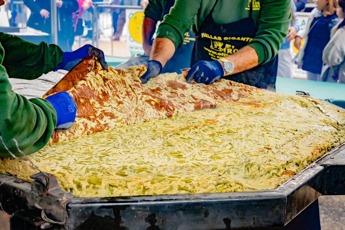La elaboración de la tortilla de espárragos más grande del mundo, en imágenes