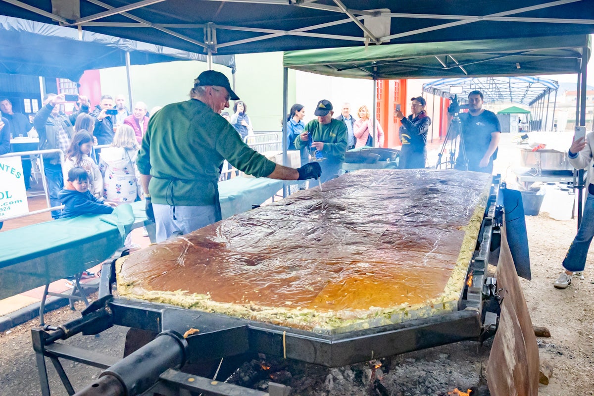 La elaboración de la tortilla de espárragos más grande del mundo, en imágenes