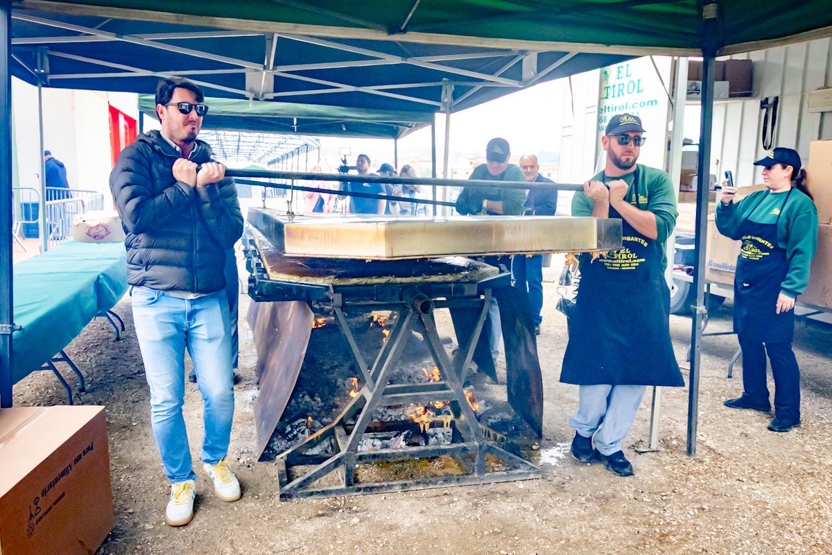 La elaboración de la tortilla de espárragos más grande del mundo, en imágenes