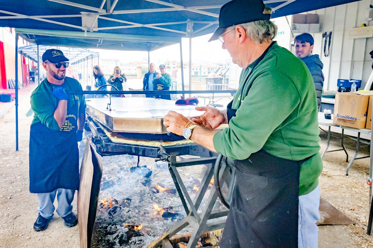 La elaboración de la tortilla de espárragos más grande del mundo, en imágenes