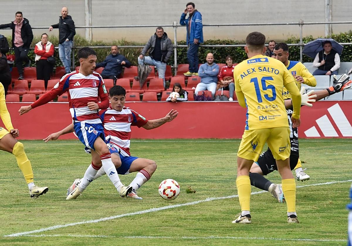 Adrián Heredia marca el único gol del partido para el Recreativo.