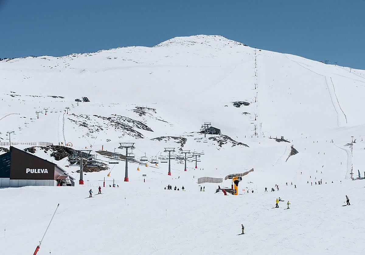 Reabre la estación de esquí de Sierra Nevada tras el aviso de una tormenta eléctrica