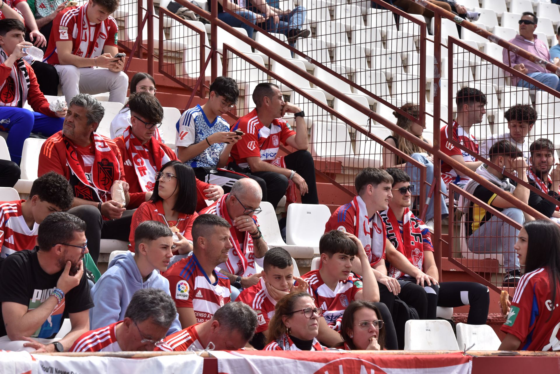 Encuéntrate entre la afición del Granada desplazada a Albacete