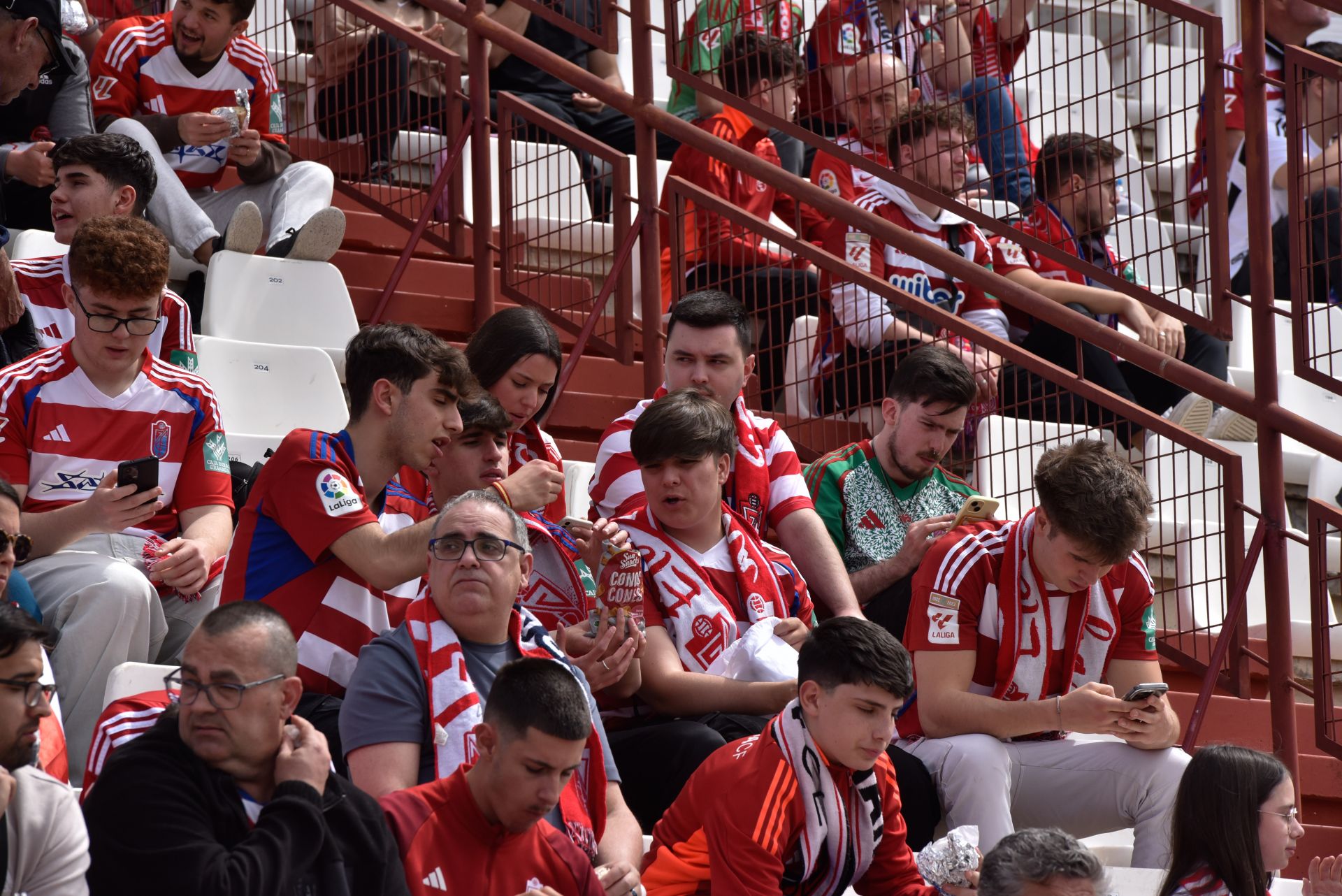 Encuéntrate entre la afición del Granada desplazada a Albacete