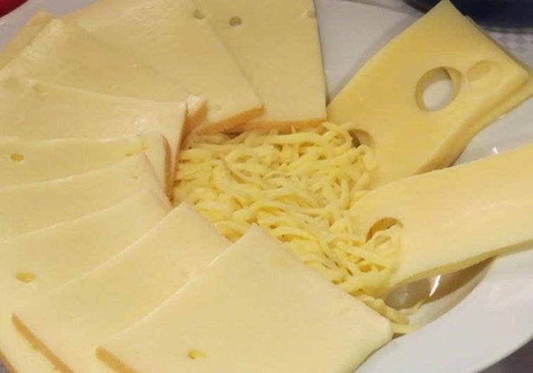 Este es el queso en lonchas más perjudicial para la salud según la OCU