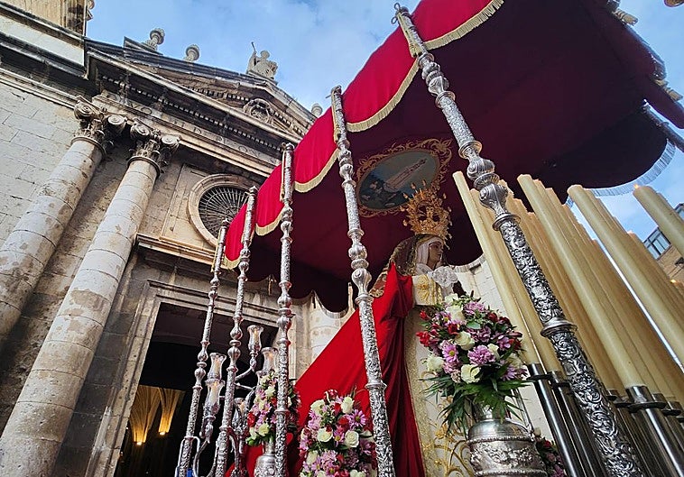 La Virgen de los Desamparados a su salida del templo.
