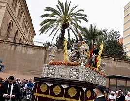 Nuestro Padre Jesús de la Victoria en su Entrada Triunfal en Jerusalén revira hacia Javier Sanz ante los muros de la Compañía de María