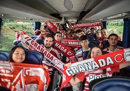 Los aficionados del Granada que viajan a Albacete entran en uno de los autobuses.