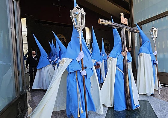 Salida de la iglesia parroquial de Santa María Madre de la Iglesia.