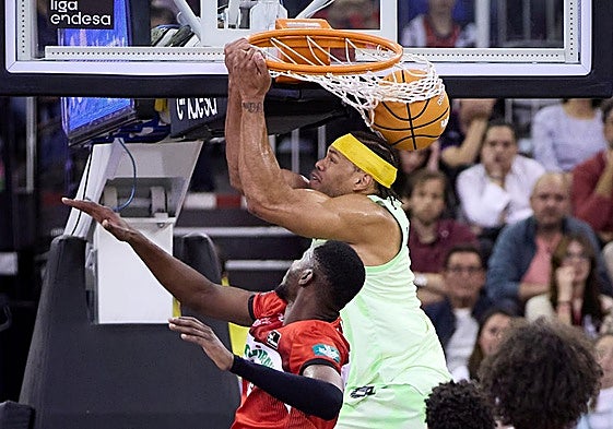 Mate de Anderson ante Ndiaye en el duelo del Covirán contra el Barca.