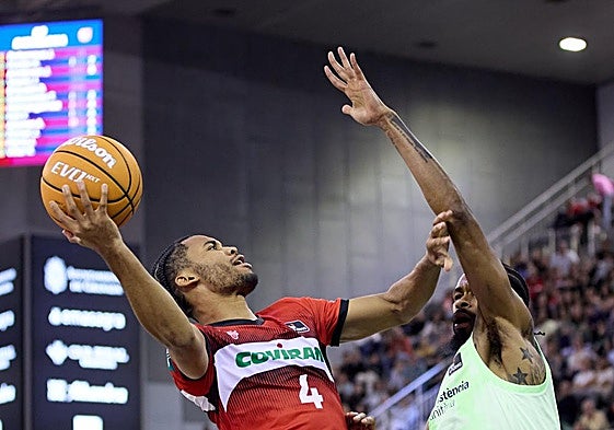 Sam Griffin lanza frente a Kevin Punter en el partido del Covirán contra el Barça.
