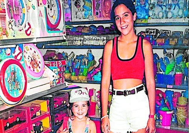 Las chicas. Bibiana Morón con su hermana Ainara y abajo, el mismo día, la madre, Purificación Gómez, con la pequeña. ideal