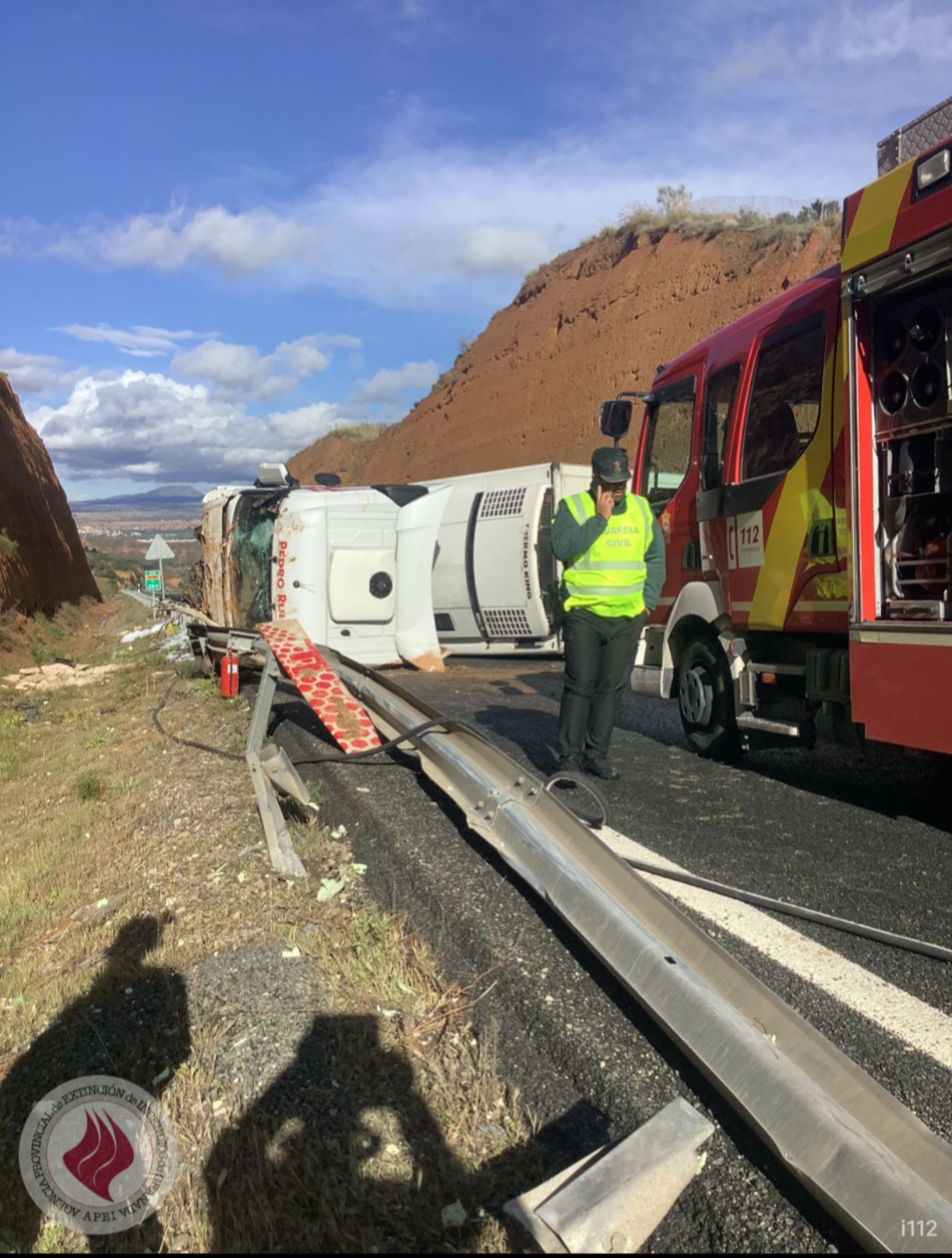 Las imágenes del vuelco de un camión en la A-92 de Granada