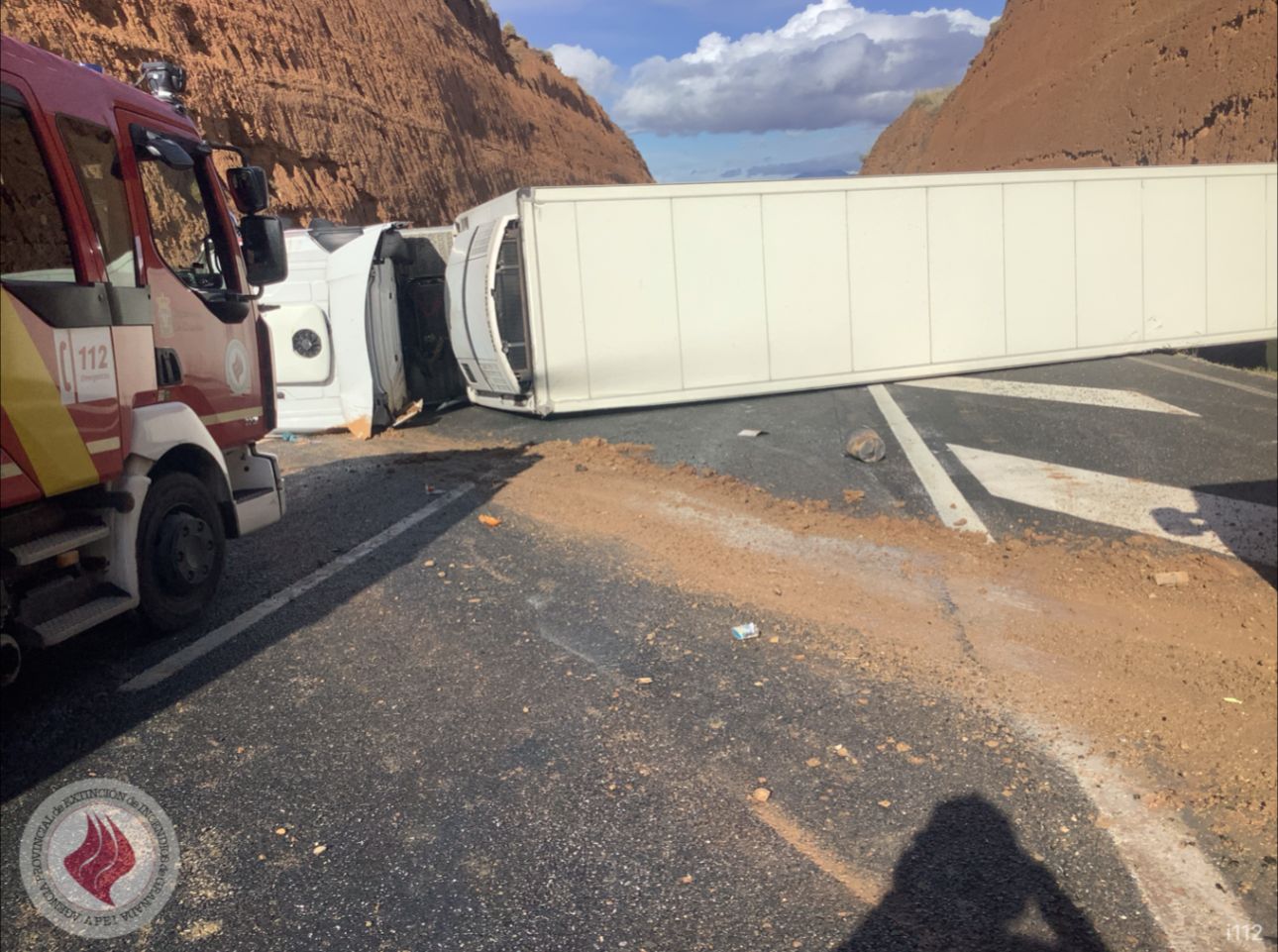 Las imágenes del vuelco de un camión en la A-92 de Granada