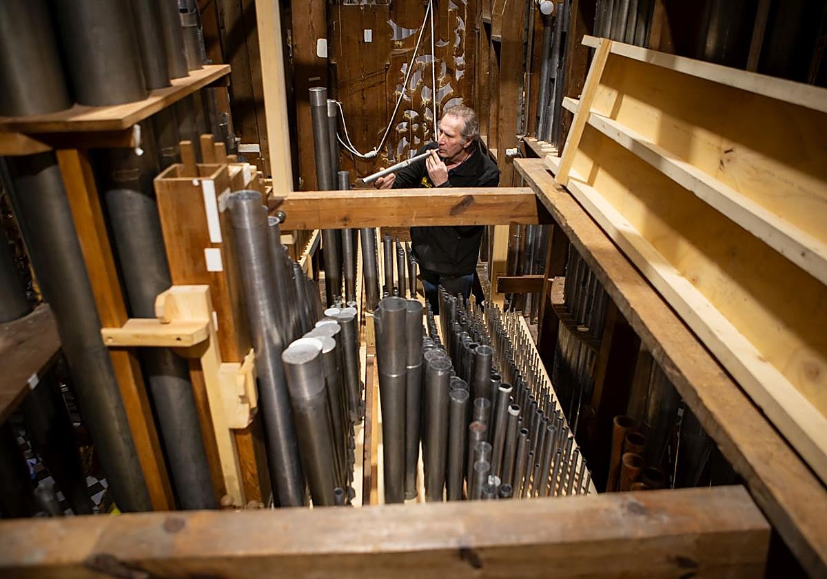 Joaquín Lois prueba el sistema de tubos ubicado en el segundo piso del Órgano de la Epístola de la Catedral.