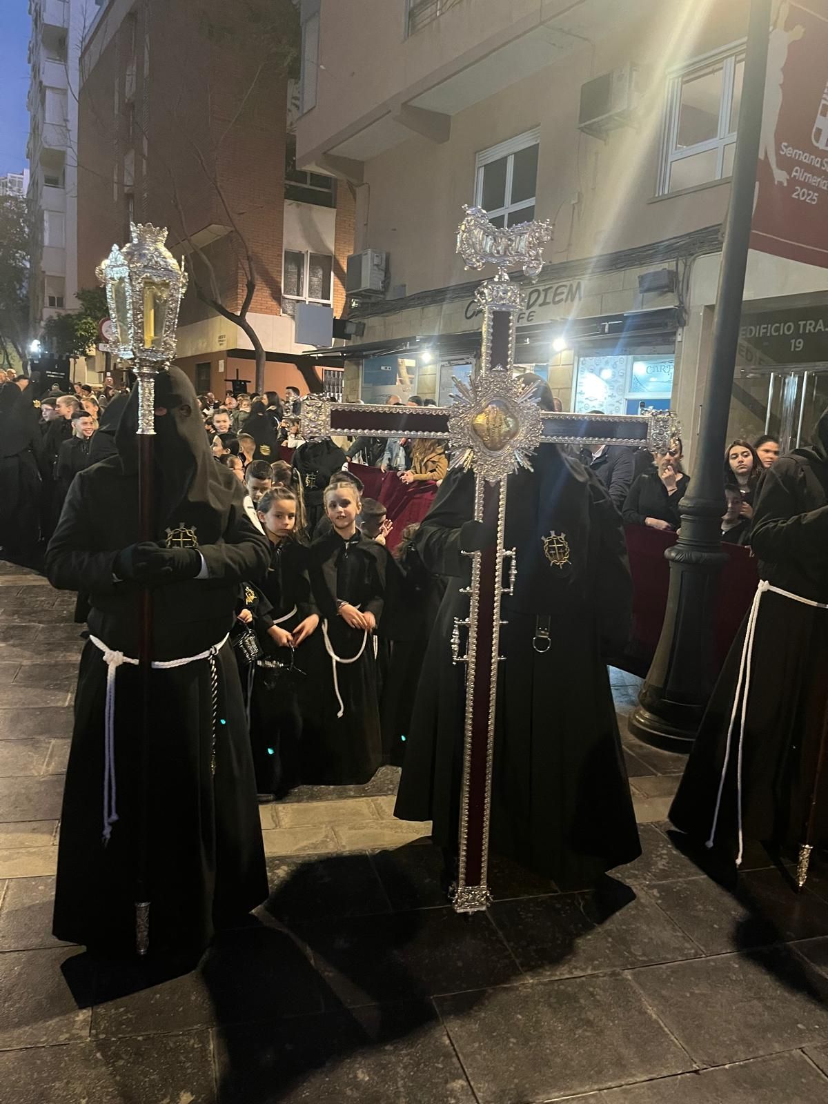 El misterio del calvario vuelve a procesionar por almería | ideal