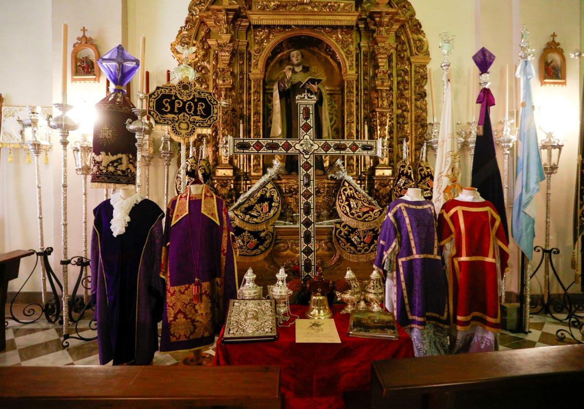 Imagen principal - El interior del templo carmelita se llena de visitas el Miércoles Santo.