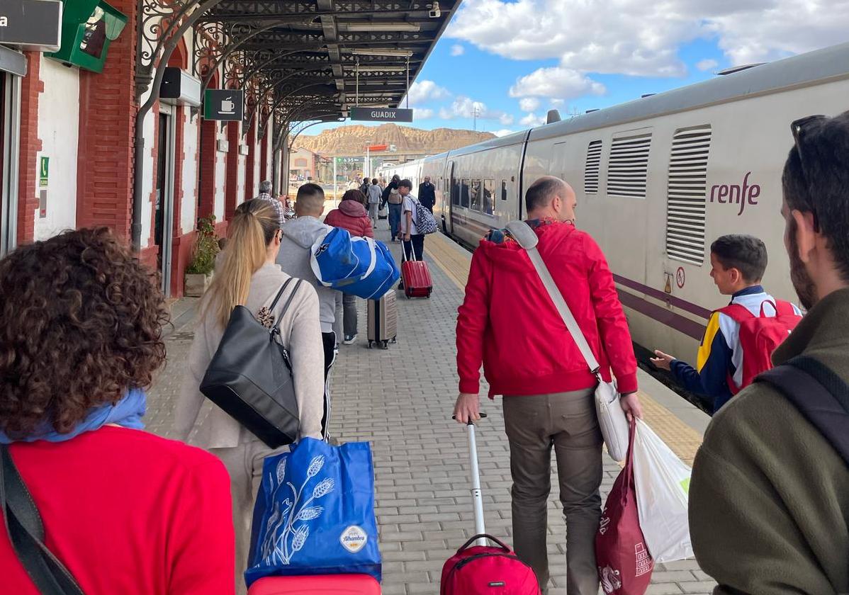 El tren de Madrid a Almería sufre una nueva avería y crea «retrasos de otro siglo»