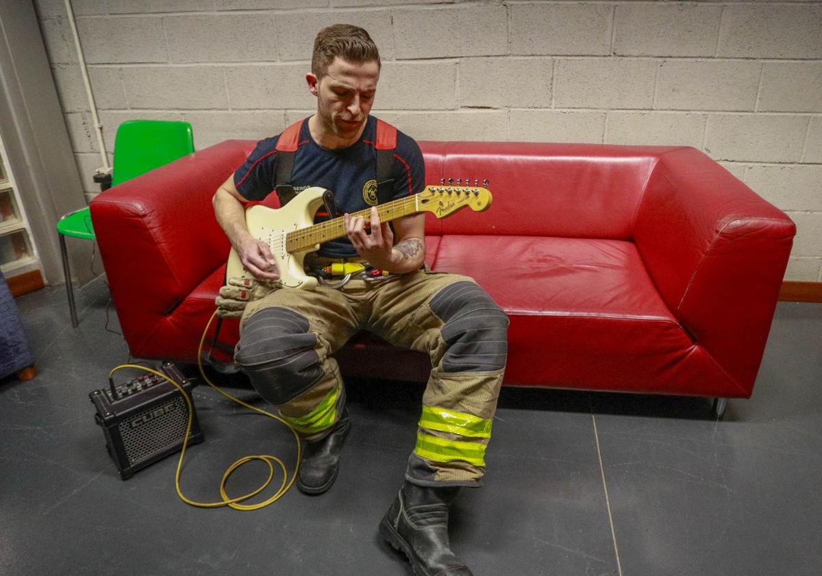 Imagen principal - Mateo posa en el Parque Norte de Bomberos con su guitarra.