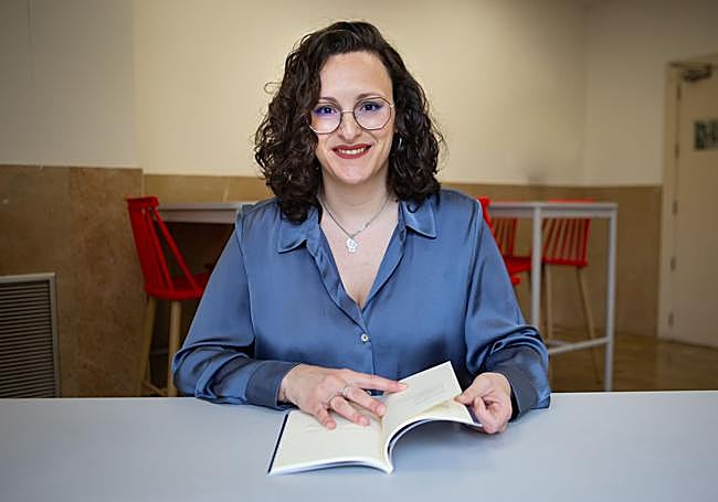 Bonachera compagina su trabajo en prensa con su primer proyecto como poeta.