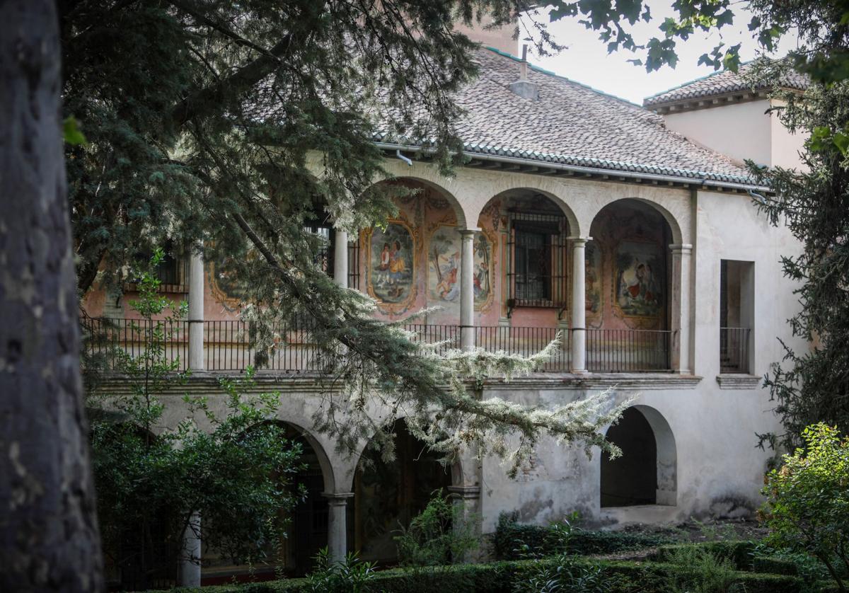 Galería con preciosos frescos en el Palacio del Cuzco, en Víznar.