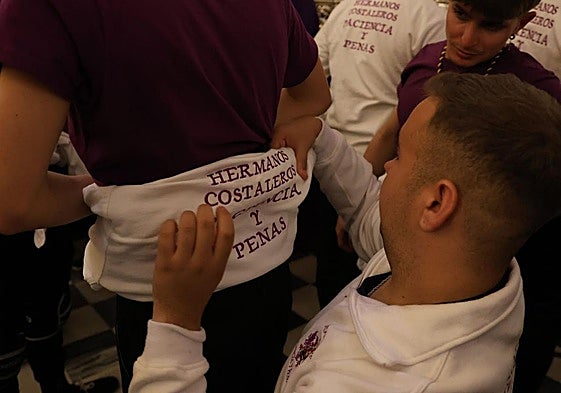 La hermandad de Paciencia y Penas se prepara para el inicio de su Miércoles Santo.