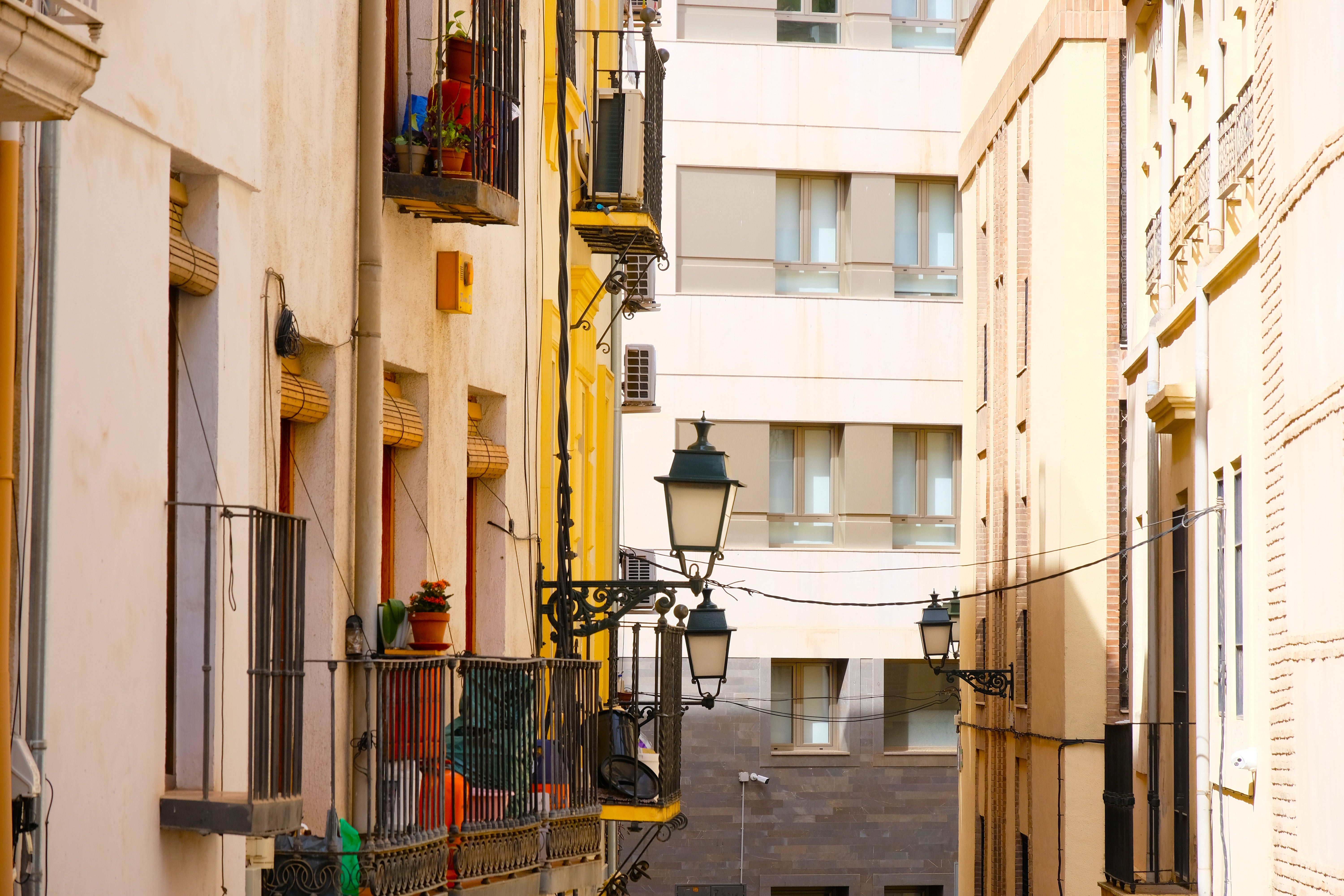 Las imágenes del Albaicín cableado