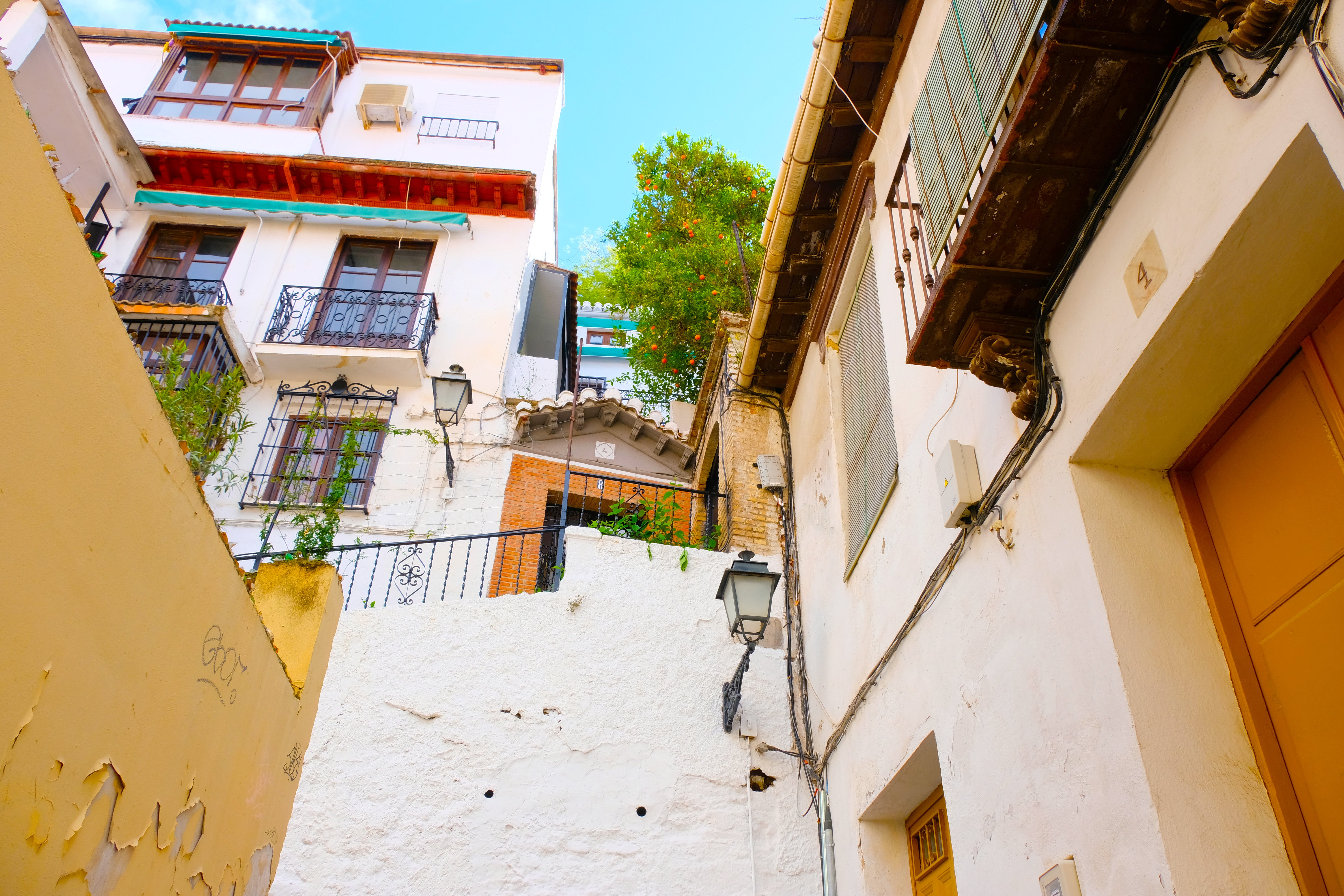 Las imágenes del Albaicín cableado