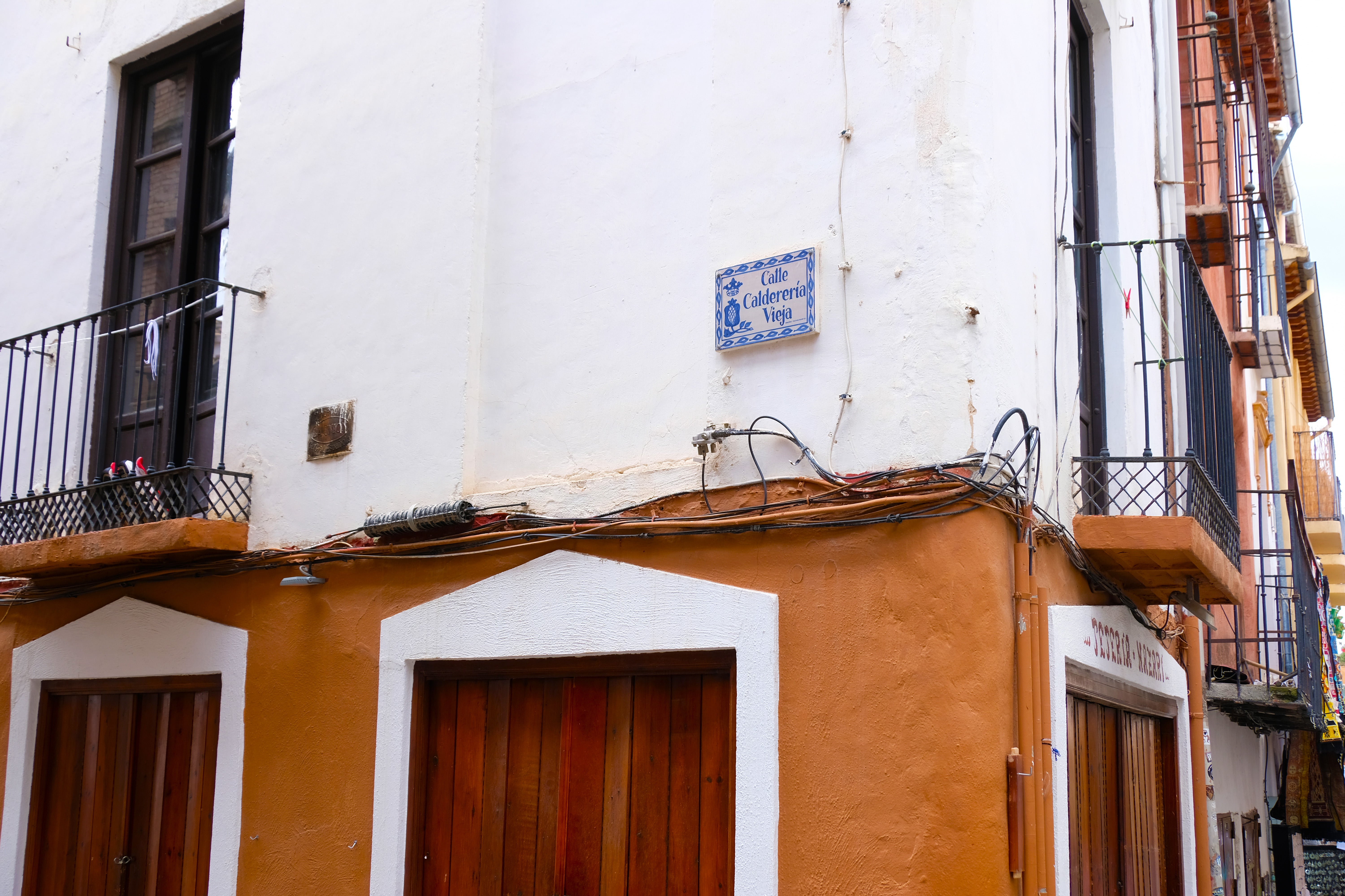 Las imágenes del Albaicín cableado